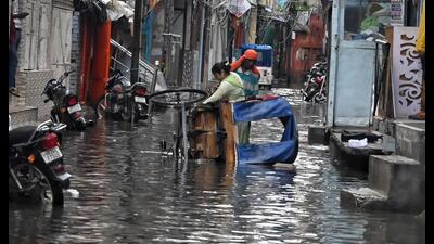 A rickshaw overturned in a waterlogged lane in Maqboolganj, near Bhanumati crossing, in Lucknow on Tuesday. (Mushtaq Ali/HT Photo) A rickshaw overturned in a waterlogged lane in Maqboolganj, near Bhanumati crossing, in Lucknow on Tuesday. (Mushtaq Ali/HT Photo)