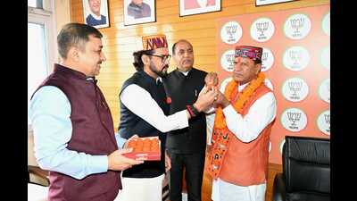 Hamirpur MP Anurag Thakur, Himachal leader of Opposition Jai Ram Thakur congratulating Rajeev Bindal, after he was elected as state BJP chief. (Deepak Sansta/HT) Hamirpur MP Anurag Thakur, Himachal leader of Opposition Jai Ram Thakur congratulating Rajeev Bindal, after he was elected as state BJP chief. (Deepak Sansta/HT)