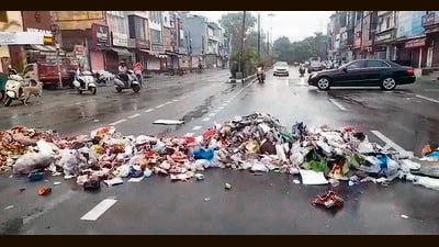 Protesters blocked a main road by dumping trash in Jawahar Nagar, Ludhiana, on Tuesday. (HT photo) Protesters blocked a main road by dumping trash in Jawahar Nagar, Ludhiana, on Tuesday. (HT photo)
