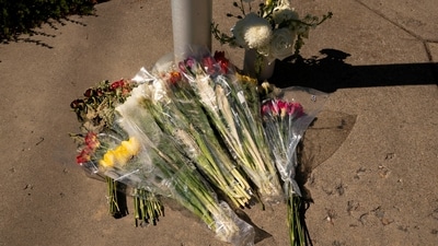 A makeshift memorial of flowers sits at the base of a flagpole at a fire station near the area where two firefighters were shot dead while responding to a fire and the body of a man was later found with a gun nearby in the Canfield Mountain area outside Coeur d'Alene, in Coeur d'Alene, Idaho, U.S. June 30, 2025.  REUTERS/David Ryder (REUTERS)
