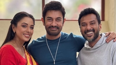 Rupali Ganguly with Aamir Khan and her brother Vijay Ganguly on Sitaare Zameen Par set.