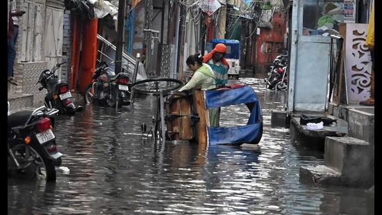 A rickshaw overturned in a waterlogged lane in Maqboolganj, near Bhanumati crossing, in Lucknow on Tuesday. (Mushtaq Ali/HT Photo)