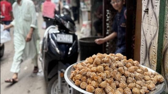 Anarse ki goli is a goli—sphere—embedded with til seeds, and has the size of a chhota rasgulla. (HT)