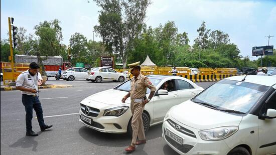 Traffic police carrying out the enforcement drive to check end-of-life vehicles (ELVs) vehicles entering Noida from Delhi at Chilla border on Tuesday. (sunil ghosh/ht photo)