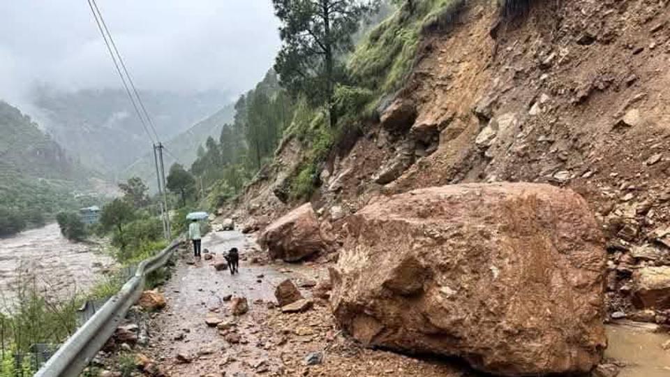 A landslide near Larji on National Highway 305 that connects Mandi to Kullu district, on Tuesday. (HT Photo) A landslide near Larji on National Highway 305 that connects Mandi to Kullu district, on Tuesday. (HT Photo)