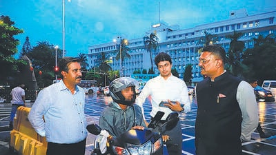 Pratap Sarnaik catches illegal Rapido bikes in action Pratap Sarnaik catches illegal Rapido bikes in action