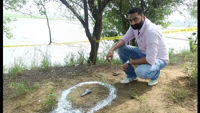 A police official investigating after an encounter with criminals in Moga on Wednesday. (Sanjeev Kumar/Hindustan Times)