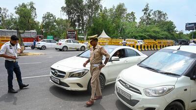As part of the drive to seize old vehicles at the Noida-Delhi border, the traffic police on Tuesday carried out an enforcement drive to check end-of-life vehicles (ELVs). (Sunil Ghosh / Hindustan Times) As part of the drive to seize old vehicles at the Noida-Delhi border, the traffic police on Tuesday carried out an enforcement drive to check end-of-life vehicles (ELVs). (Sunil Ghosh / Hindustan Times)