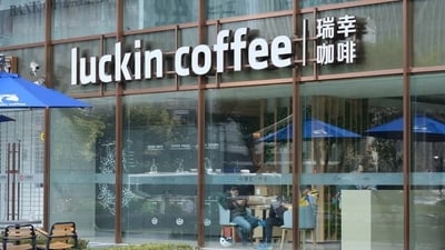 Luckin Coffee officially enters the U.S. market with stores in Manhattan, directly competing with Starbucks. (Getty Images) Luckin Coffee officially enters the U.S. market with stores in Manhattan, directly competing with Starbucks. (Getty Images)