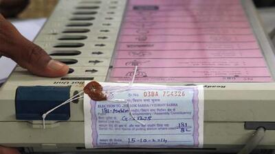 Election-Commission-staff-seals-the-EVMs-at-181-Mahim-assembly-constituency-election-office-in-Dadar-Kalpak-Pathak-HT-photo Election-Commission-staff-seals-the-EVMs-at-181-Mahim-assembly-constituency-election-office-in-Dadar-Kalpak-Pathak-HT-photo