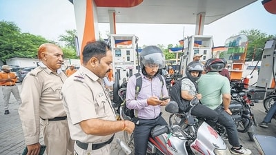 According to official records, Delhi has approximately 60.14 lakh deregistered EoL vehicles, of which a significant number remain in active use. ( Sanchit Khanna/HT) According to official records, Delhi has approximately 60.14 lakh deregistered EoL vehicles, of which a significant number remain in active use. ( Sanchit Khanna/HT)