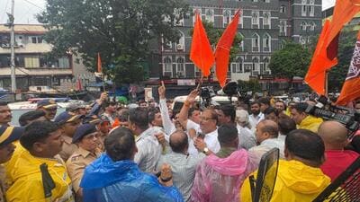 Shiv Sena (UBT) and MNS supporters on Wednesday protested against the BMC’s inability to inaugurate the Carnac Bridge, which has been ready since a week, for public use. Shiv Sena (UBT) and MNS supporters on Wednesday protested against the BMC’s inability to inaugurate the Carnac Bridge, which has been ready since a week, for public use.