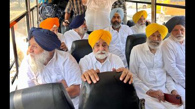 Sukhbir Singh Badal and other Akali leaders after being taken into custody in Mohali on Wednesday. (HT Photo) Sukhbir Singh Badal and other Akali leaders after being taken into custody in Mohali on Wednesday. (HT Photo)