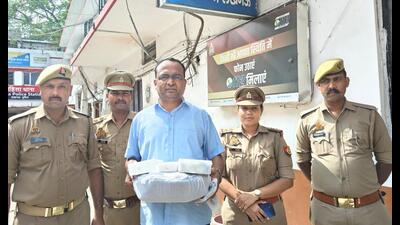 The conman in Hazratganj police custody on Wednesday. (HT Photo)