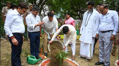 UP’s minister of state for environment, forest and climate change KP Malik, the chief guest at the event, planted a “rudraksha” sapling on the occasion. (Sunil Ghosh/HT Photos) UP’s minister of state for environment, forest and climate change KP Malik, the chief guest at the event, planted a “rudraksha” sapling on the occasion. (Sunil Ghosh/HT Photos)