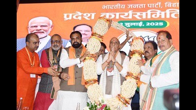 Union defence minister Rajnath Singh being garlanded during BJP State Working Committee meeting at Gyan Bhawan in Patna Wednesda. (Santosh Kuma/HT) Union defence minister Rajnath Singh being garlanded during BJP State Working Committee meeting at Gyan Bhawan in Patna Wednesda. (Santosh Kuma/HT)