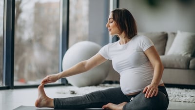 Follow these tips to practice yoga during pregnancy. (Freepik) Follow these tips to practice yoga during pregnancy. (Freepik)