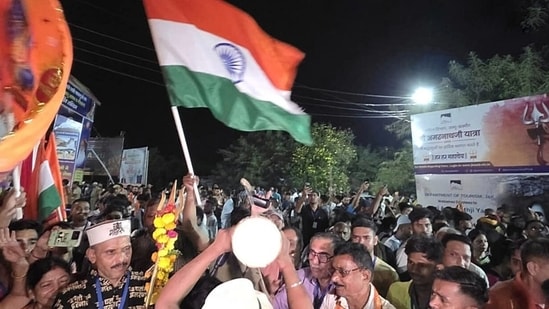 Pilgrims from the first batch of the Amarnath Yatra. (Hindustan Times)