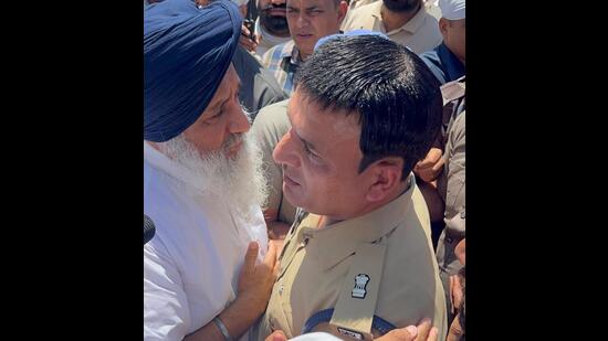 A Punjab Police personnel taking Shiromani Akali Dal chief Sukhbir Singh Badal into preventive custody near Gurdwara Amb Sahib in Mohali on Wednesday. (HT Photo)
