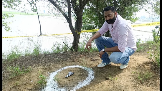A police official investigating after an encounter with criminals in Moga on Wednesday. (Sanjeev Kumar/Hindustan Times)