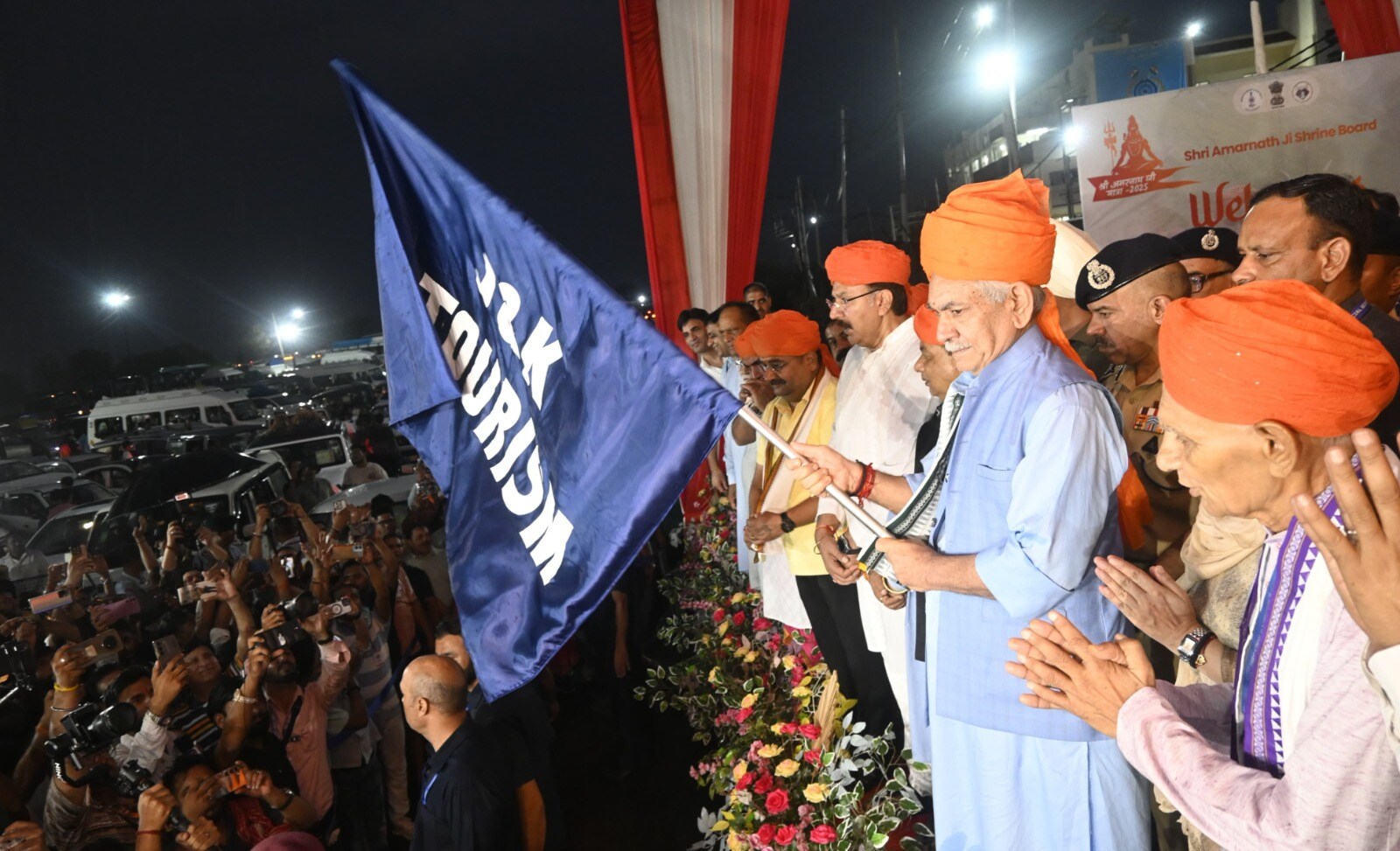 Jammu and Kashmir LG Manoj Sinha flagging off the first batch of Amarnath yatris. (Hindustan Times) Jammu and Kashmir LG Manoj Sinha flagging off the first batch of Amarnath yatris. (Hindustan Times)