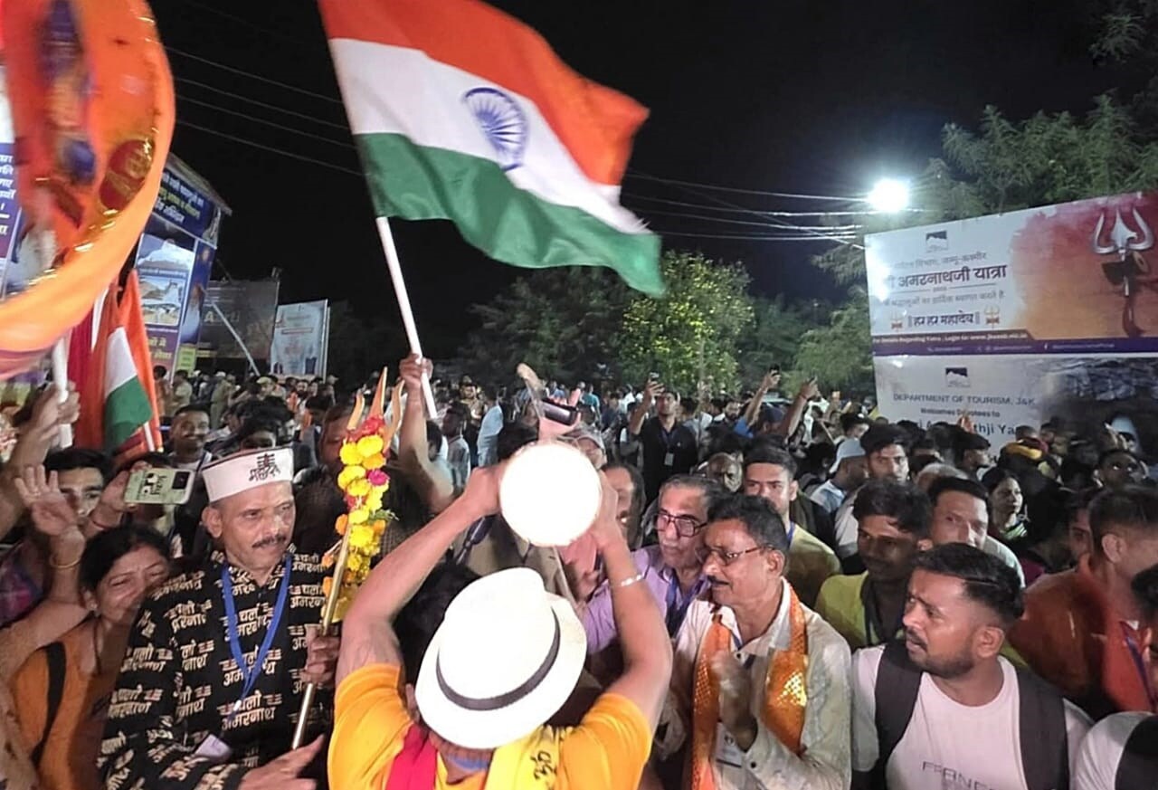 Jubilant pilgrims during the flagging off of the Amarnath Yatra. (Hindustan Times) Jubilant pilgrims during the flagging off of the Amarnath Yatra. (Hindustan Times)
