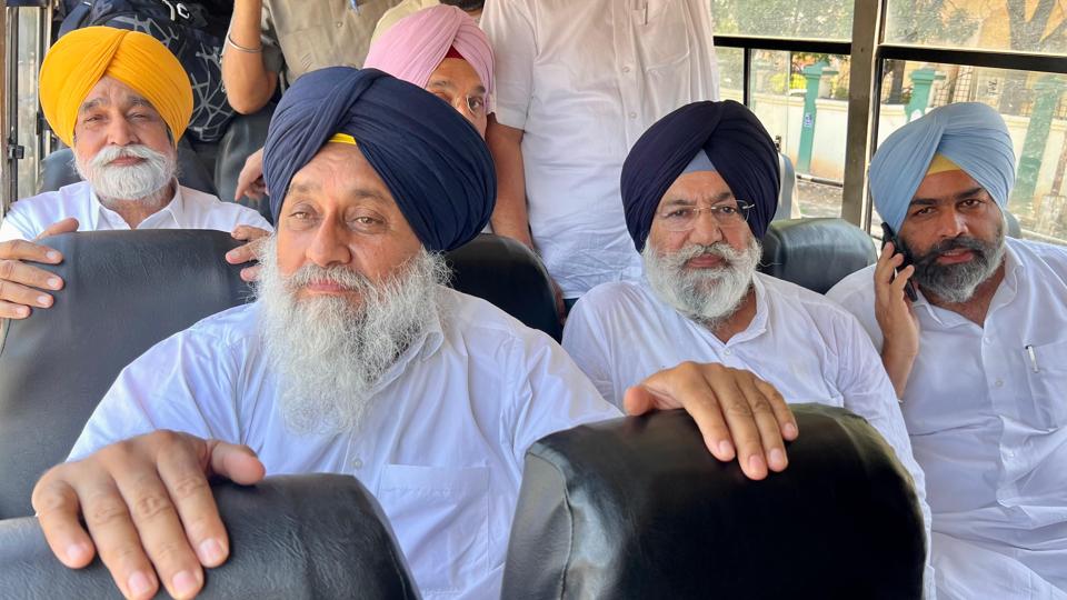 Shiromani Akali Dal president Sukhbir Singh Badal along with party leaders Sikandar Singh Maluka, Vardev Singh Nonni Mann and Parambans Singh Bunty Romana in a bus after they were detained in Mohali on Wednesday. (HT Photo) Shiromani Akali Dal president Sukhbir Singh Badal along with party leaders Sikandar Singh Maluka, Vardev Singh Nonni Mann and Parambans Singh Bunty Romana in a bus after they were detained in Mohali on Wednesday. (HT Photo)