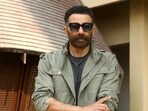 Sunny Deol's grand entourage revealed by his co-star Puneet Issar. Sunny Deol's grand entourage revealed by his co-star Puneet Issar.