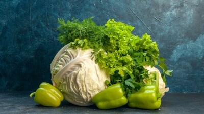 Cucumbers, cabbage, celery, bell peppers, mushrooms, cauliflower, and spinach should all be a part of your diet. (Freepik) Cucumbers, cabbage, celery, bell peppers, mushrooms, cauliflower, and spinach should all be a part of your diet. (Freepik)