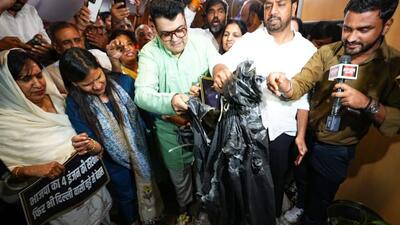 AAP councillors dumped garbage outside BJP Mayor’s office in protest against abysmal waste management crisis in Delhi’s Central Zone on Thursday. (HT PHOTO )