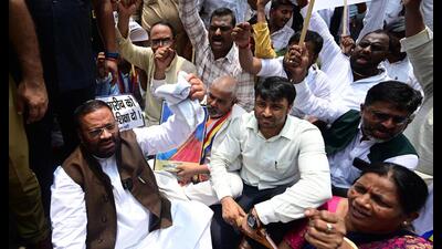 Apni Janata Party chief Swami Prasad Maurya protesting against the school merger plan in Lucknow on July 3. (HT photo)