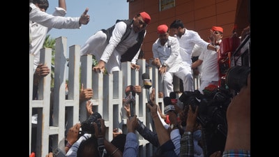 Major confrontation between Samajwadi party chief Akhilesh Yadav and Lucknow Development Authority for entry into Jai Prakash Narain International Centre (File)