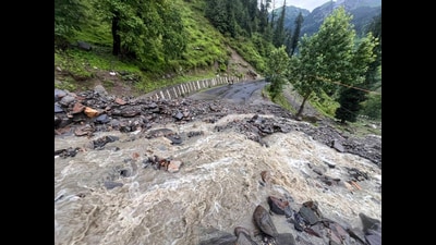 Manali Leh highway closed due to flood in Kangni Nala near Solang Nala on Manali Atal Tunnel route, traffic resumed via Rohtang. (Aqil Khan/HT) Manali Leh highway closed due to flood in Kangni Nala near Solang Nala on Manali Atal Tunnel route, traffic resumed via Rohtang. (Aqil Khan/HT)