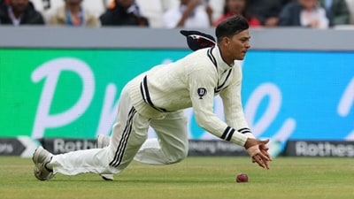 Yashasvi Jaiswal puts down Ben Duckett on 97 in the 1st Test (AFP)