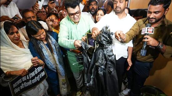AAP councillors dumped garbage outside BJP Mayor’s office in protest against abysmal waste management crisis in Delhi’s Central Zone on Thursday. (HT PHOTO )