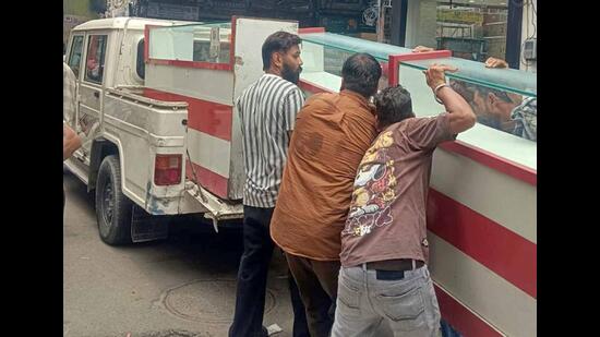 MC officials getting roadside counters and display boards removed at Mata Rani Chowk market near the civic body’s zone A office in Ludhiana on Thursday. (HT Photo)