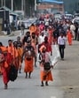 First batch of the Amarnath pilgrims on their way to the Amarnath cave on the Pahalgam route, about 90 kilometers south of Srinagar on Thursday. (Waseem Andrabi/HT)