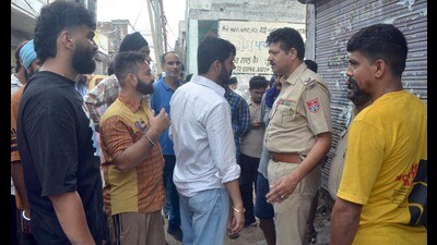 A police official taking details from residents of Shimlapuri after three men on a motorcycle, reportedly in an inebriated state, left several cars damaged in a few localities. (Gurpreet Singh/HT) A police official taking details from residents of Shimlapuri after three men on a motorcycle, reportedly in an inebriated state, left several cars damaged in a few localities. (Gurpreet Singh/HT)