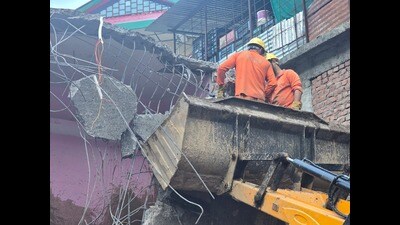 NDRF personnel during rescue work in Thunag area of Mandi district on Friday. (HT Photo) NDRF personnel during rescue work in Thunag area of Mandi district on Friday. (HT Photo)