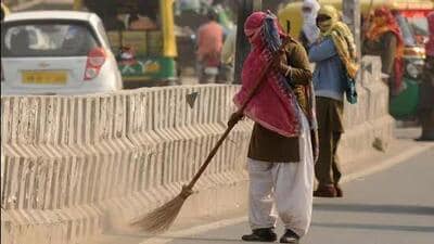 The MC has assigned the sanitary inspectors with cleaning the main roads in their areas. (HT Photo)