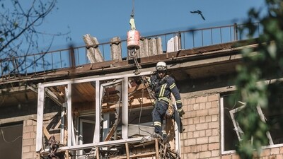 A rescue worker at the site of a Russian air strike on a residential building in Kyiv, Ukraine, on Friday, July 4, 2025. (Bloomberg) A rescue worker at the site of a Russian air strike on a residential building in Kyiv, Ukraine, on Friday, July 4, 2025. (Bloomberg)