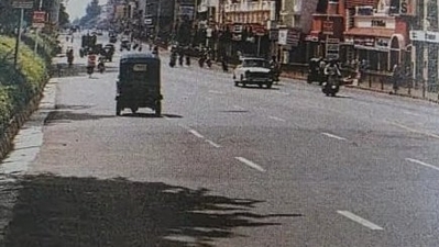 The image appears to capture the MG Road–Brigade Road area. (X/@IndiaHistorypic)