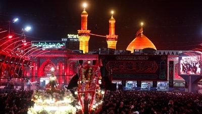 Shiite Muslim worshippers participate in a mourning procession heading toward the sacred Imam Hussein Shrine in Karbala, Iraq. (Photo by AHMAD AL-RUBAYE / AFP) Shiite Muslim worshippers participate in a mourning procession heading toward the sacred Imam Hussein Shrine in Karbala, Iraq. (Photo by AHMAD AL-RUBAYE / AFP)