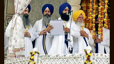 Jathedar Giani Kuldeep Singh Gargaj, along with other Sikh high priests, pronouncing the edict from the Akal Takht at the Golden Temple in Amritsar on Saturday. (Sameer Sehgal/HT) Jathedar Giani Kuldeep Singh Gargaj, along with other Sikh high priests, pronouncing the edict from the Akal Takht at the Golden Temple in Amritsar on Saturday. (Sameer Sehgal/HT)
