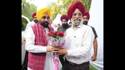 Punjab chief minister Bhagwant Mann being welcomed by Guru Nanak Dev University vice-chancellor Dr Karamjeet Singh in Amritsar on Saturday. (HT) Punjab chief minister Bhagwant Mann being welcomed by Guru Nanak Dev University vice-chancellor Dr Karamjeet Singh in Amritsar on Saturday. (HT)