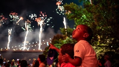 A boy perched on his dad’s shoulders gazes in awe as fireworks blaze across the Manhattan skyline during Macy’s Fourth of July celebration at Brooklyn Bridge Park on July 4, 2025. (Photo by Angelina Katsanis / AFP) (AFP) A boy perched on his dad’s shoulders gazes in awe as fireworks blaze across the Manhattan skyline during Macy’s Fourth of July celebration at Brooklyn Bridge Park on July 4, 2025. (Photo by Angelina Katsanis / AFP) (AFP)