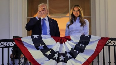 Trump gives flying kisses to the crowd while first lady Melania Trump looks on as they stand at a balcony to watch the annual fireworks display during Fourth of July celebrations at the White House, in Washington, D.C., U.S., July 4, 2025. REUTERS/Ken Cedeno (REUTERS)