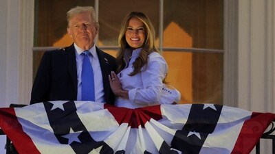 Trump and Melania poses for a picture from a balcony before the annual fireworks display during Fourth of July celebrations at the White House, in Washington, D.C., U.S., July 4, 2025. REUTERS/Ken Cedeno (REUTERS)