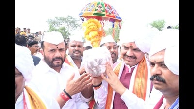 on the occasion of Ashadhi Shuddha Ekadashi on Saturday, chief minister Devendra Fadnavis visited Wakhari and paid his respects to the Sant Dnyaneshwar Maharaj Palkhi procession from Alandi. (HT photo)