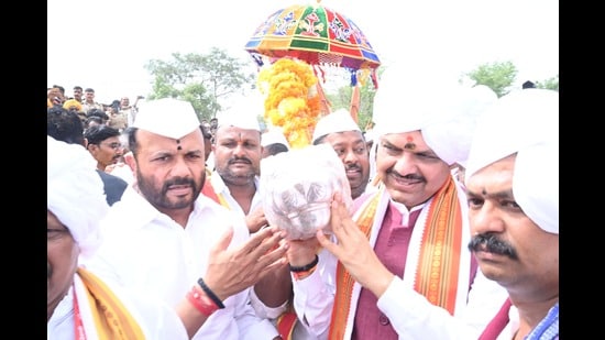 on the occasion of Ashadhi Shuddha Ekadashi on Saturday, chief minister Devendra Fadnavis visited Wakhari and paid his respects to the Sant Dnyaneshwar Maharaj Palkhi procession from Alandi. (HT photo)